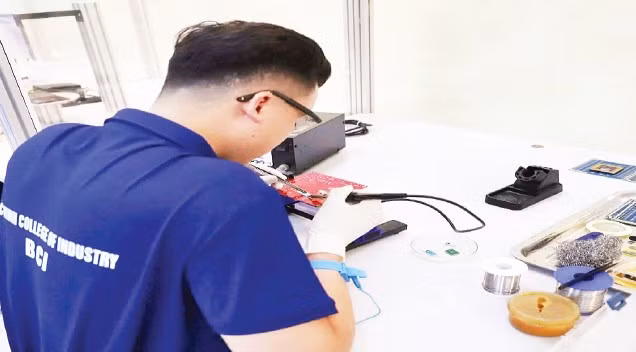 Sinh viên Trường cao đẳng Công nghiệp Bắc Ninh trong giờ thực hành kỹ năng vi mạch bán dẫn.