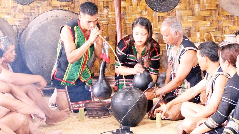 Tái hiện nghi lễ cưới hỏi của người Mnông ở huyện Đam Rông, tỉnh Lâm Đồng.