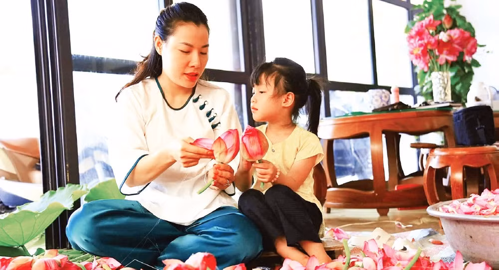 Chị Đinh Thị Hiền tự hào được kế thừa nghề ướp trà sen từ gia đình.