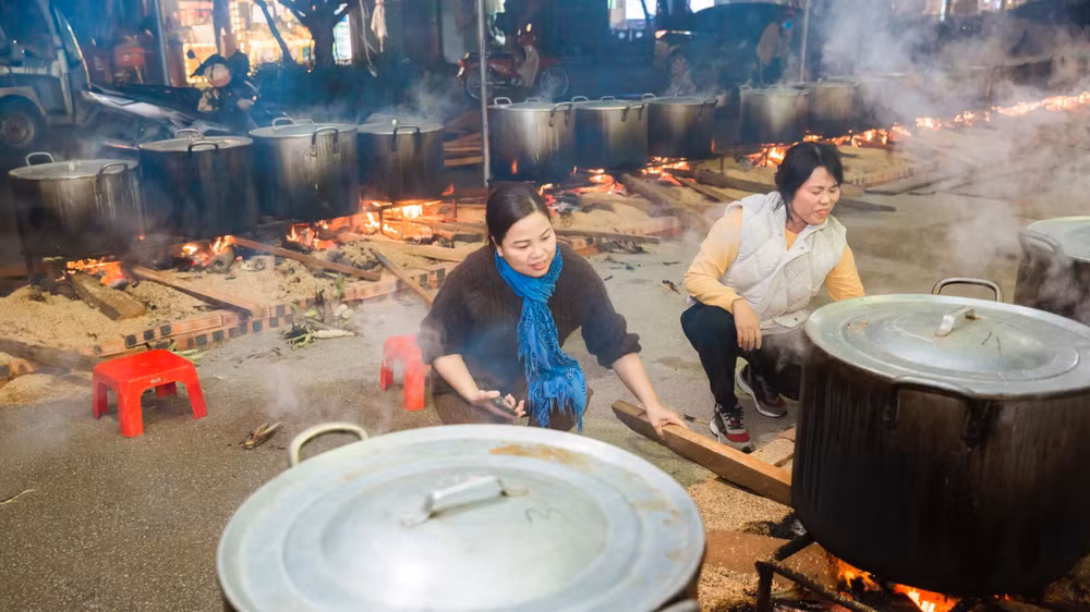 Số lượng hàng nghìn chiếc bánh chưng sau khi gói và nấu chín được khu du lịch trao tặng ngày 2/2 cho các lái đò, các hộ khó khăn trên địa bàn. Số lượng hàng nghìn chiếc bánh chưng sau khi gói và nấu chín được khu du lịch trao tặng ngày 2/2 cho các lái đò, các hộ khó khăn trên địa bàn.
