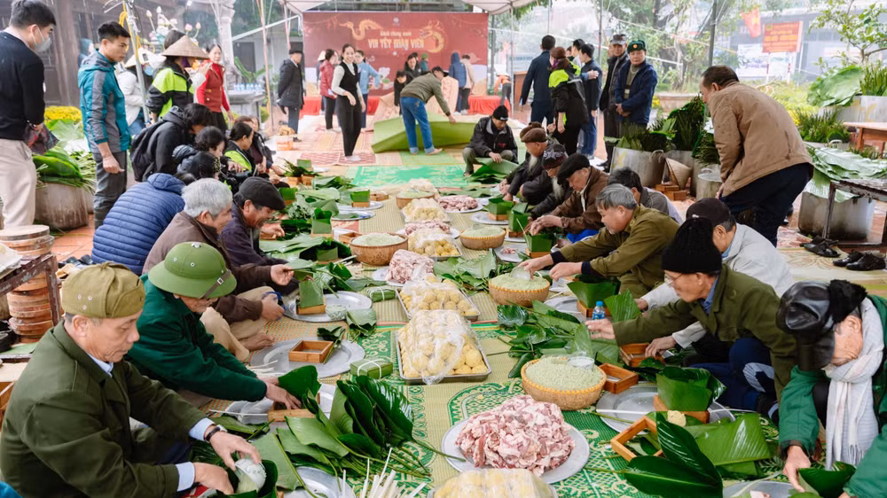 Người dân nô nức gói bánh chưng giúp người nghèo đón Tết ở Ninh Bình. Người dân nô nức gói bánh chưng giúp người nghèo đón Tết ở Ninh Bình.