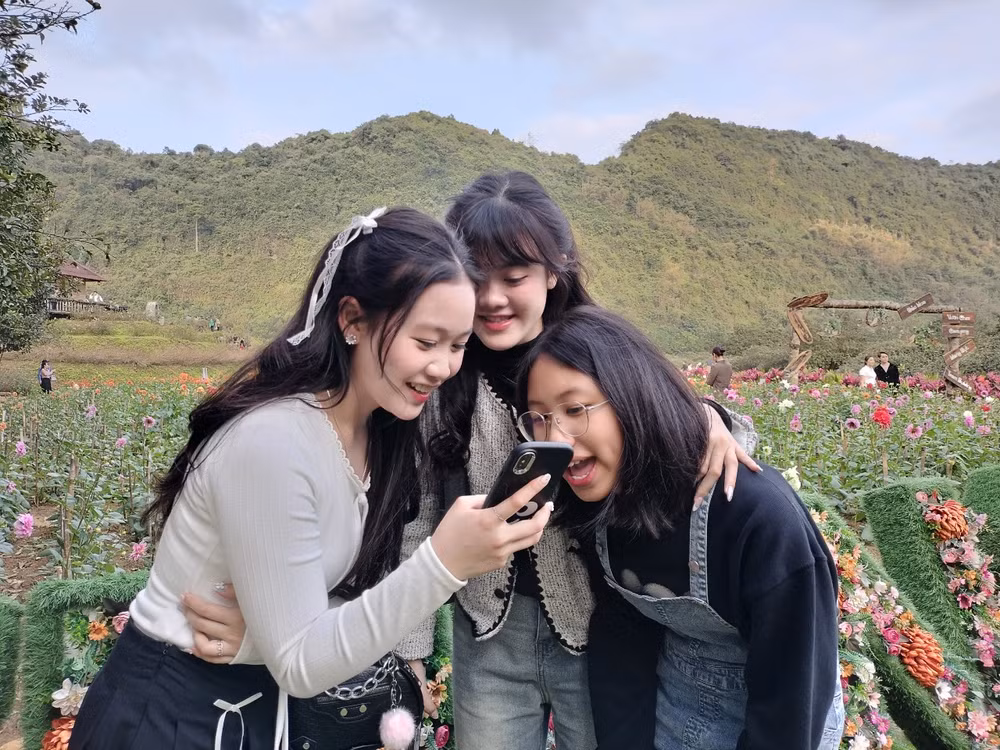 Nhiều bạn trẻ thích thú với bộ sưu tập ảnh Tết tại thung lũng hoa Thung Nham. (Ảnh: Văn Lúa) Nhiều bạn trẻ thích thú với bộ sưu tập ảnh Tết tại thung lũng hoa Thung Nham. (Ảnh: Văn Lúa)