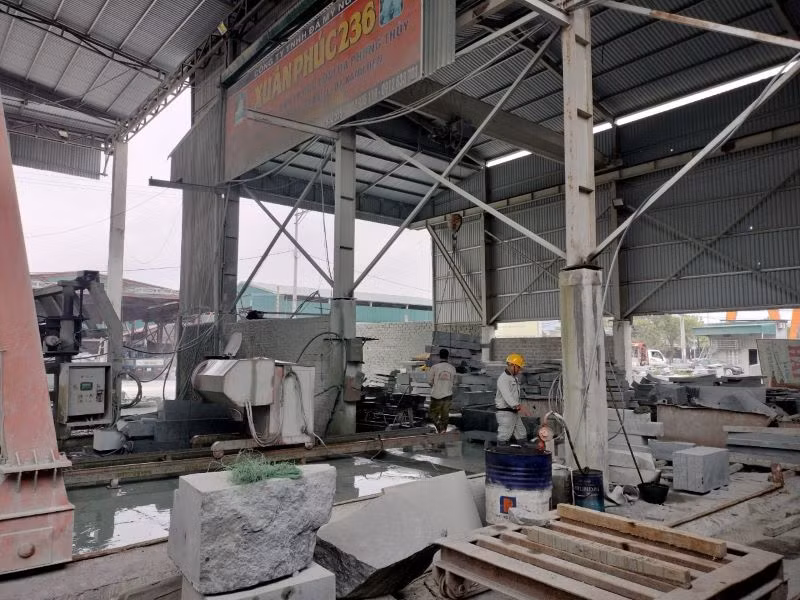 Hiện, cả xã Ninh Phúc có hơn 700 máy chạm khắc đá công nghiệp. (Ảnh: VĂN LÚA) Hiện, cả xã Ninh Phúc có hơn 700 máy chạm khắc đá công nghiệp. (Ảnh: VĂN LÚA)