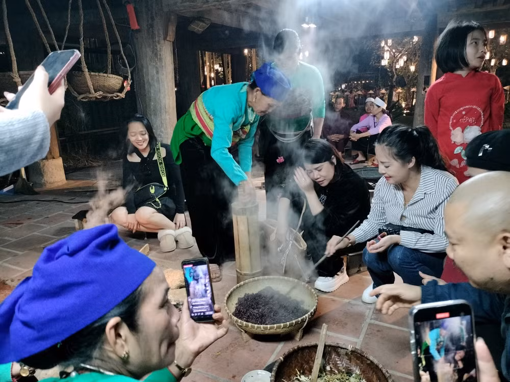 Du khách được thưởng thức các món ăn truyền thống của dân tộc Mường, dân tộc Thái tại khu du lịch. (Ảnh: Văn Lúa) Du khách được thưởng thức các món ăn truyền thống của dân tộc Mường, dân tộc Thái tại khu du lịch. (Ảnh: Văn Lúa)