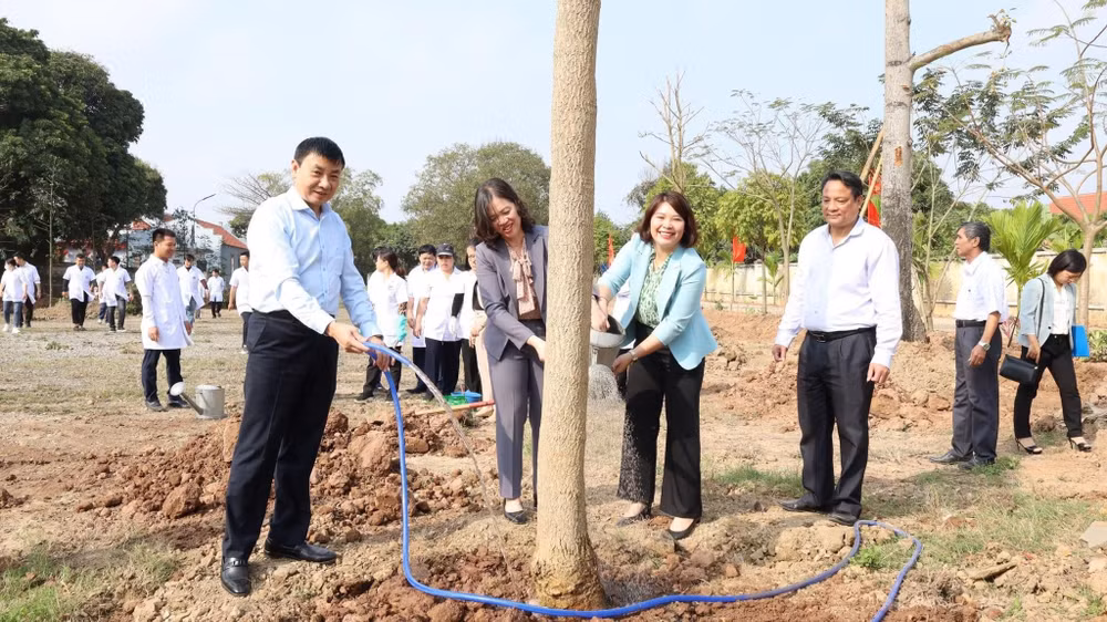 Lãnh đạo huyện Gia Viễn cùng nhân dân tham gia trồng cây tại khuôn viên Đền Thánh Nguyễn. Lãnh đạo huyện Gia Viễn cùng nhân dân tham gia trồng cây tại khuôn viên Đền Thánh Nguyễn.
