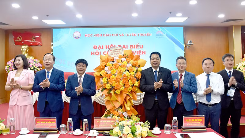 Ban lãnh đạo Học viện Báo chí và Tuyên truyền tặng hoa chúc mừng Đại hội. (Ảnh: AJC)