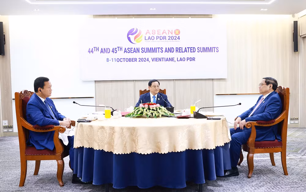 Thủ tướng ba nước Việt Nam, Lào và Campuchia tại buổi ăn sáng làm việc. (Ảnh: NHẬT BẮC-VGP) Thủ tướng ba nước Việt Nam, Lào và Campuchia tại buổi ăn sáng làm việc. (Ảnh: NHẬT BẮC-VGP)