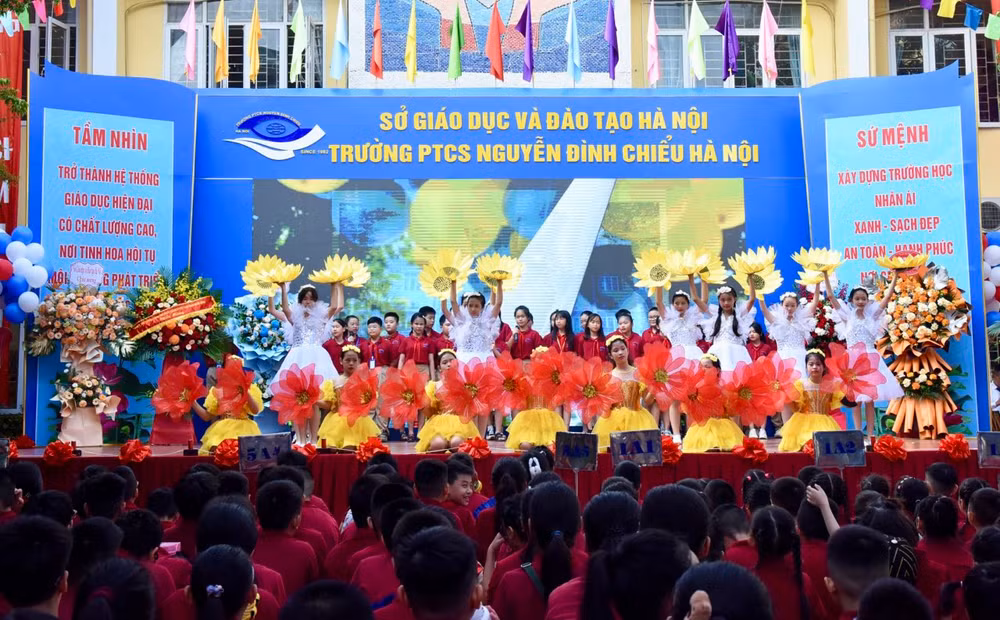 Một tiết mục biểu diễn văn nghệ do các cháu học sinh Trường Phổ thông cơ sở Nguyễn Đình Chiểu thực hiện. (Ảnh: TRẦN HẢI) Một tiết mục biểu diễn văn nghệ do các cháu học sinh Trường Phổ thông cơ sở Nguyễn Đình Chiểu thực hiện. (Ảnh: TRẦN HẢI)