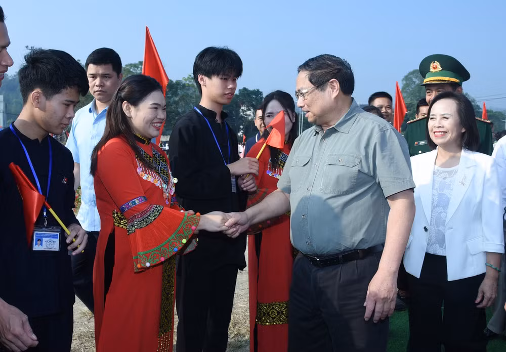Thủ tướng Phạm Minh Chính với bà con nhân dân thị trấn Na Sầm, huyện Văn Lãng, tỉnh Lạng Sơn. (Ảnh: Trần Hải)
