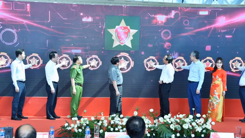 Thủ tướng Phạm Minh Chính và các đồng chí thực hiện nghi thức khởi động công bố triển khai thí điểm giải pháp ứng dụng định danh, xác thực điện tử và nhận diện sinh trắc học phục vụ thủ tục lên tàu bay. (Ảnh: THANH GIANG)