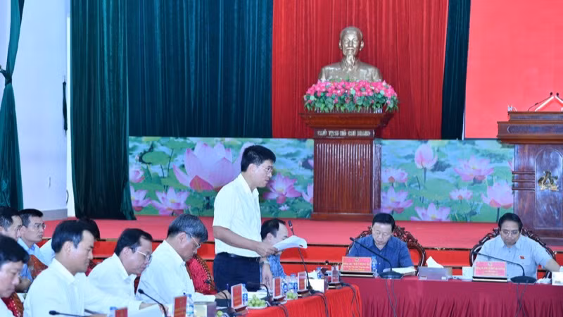 Lãnh đạo Bộ Xây dựng báo cáo Thủ tướng Chính phủ tại cuộc họp. (Ảnh: THANH GIANG) Lãnh đạo Bộ Xây dựng báo cáo Thủ tướng Chính phủ tại cuộc họp. (Ảnh: THANH GIANG)