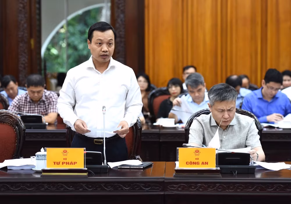 Đại diện lãnh đạo Bộ Tư pháp báo cáo Thủ tướng Chính phủ tại phiên họp. (Ảnh: TRẦN HẢI)