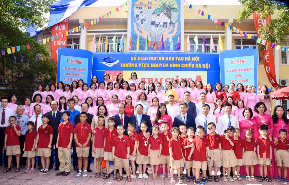 Thủ tướng Phạm Minh Chính với các thầy cô, học sinh Trường PTCS Nguyễn Đình Chiểu. (Ảnh: TRẦN HẢI)