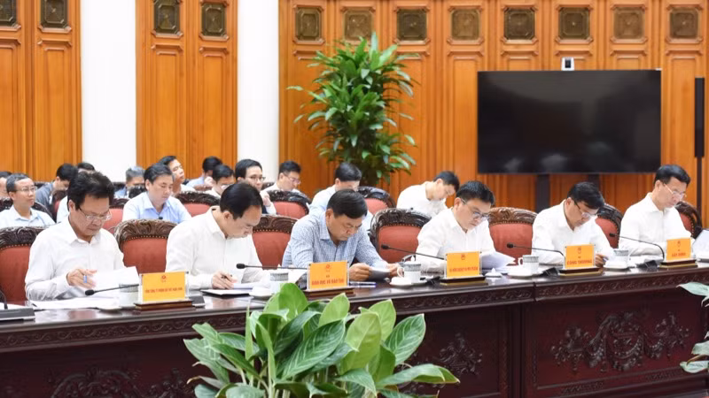 Lãnh đạo các bộ, ngành, cơ quan, đơn vị tham dự cuộc họp. (Ảnh: TRẦN HẢI)