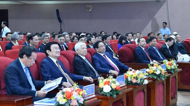 Thủ tướng Phạm Minh Chính và các đồng Lãnh đạo, nguyên Lãnh đạo Đảng, Nhà nước, các đại biểu tham dự Lễ kỷ niệm. (Ảnh: THANH GIANG)