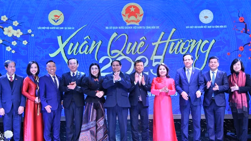 Thủ tướng Phạm Minh Chính và Phu nhân cùng lãnh đạo Liên hiệp Hội Người Việt Nam tại châu Âu. (Ảnh: THANH GIANG)