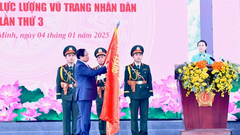 Thủ tướng Phạm Minh Chính trao Danh hiệu Anh hùng Lực lượng vũ trang nhân dân cho Lực lượng vũ trang Thành phố Hồ Chí Minh. (Ảnh: THANH GIANG)