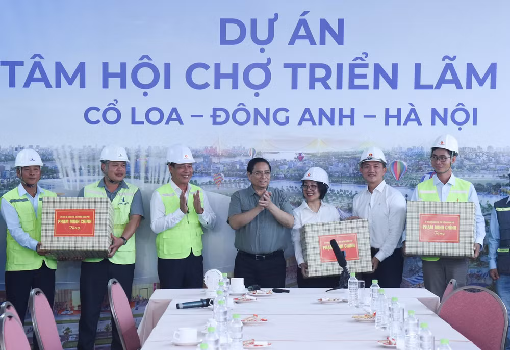 Thủ tướng Phạm Minh Chính tặng quà động viên các đơn vị tham gia thi công trên công trường.(Ảnh: Trần Hải)
