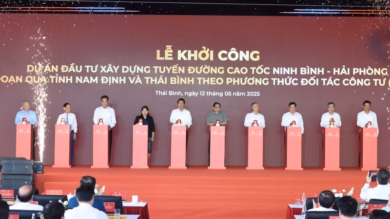 Thủ tướng Phạm Minh Chính và các đồng chí lãnh đạo, đại biểu thực hiện nghi thức khởi công. (Ảnh: TRẦN HẢI)