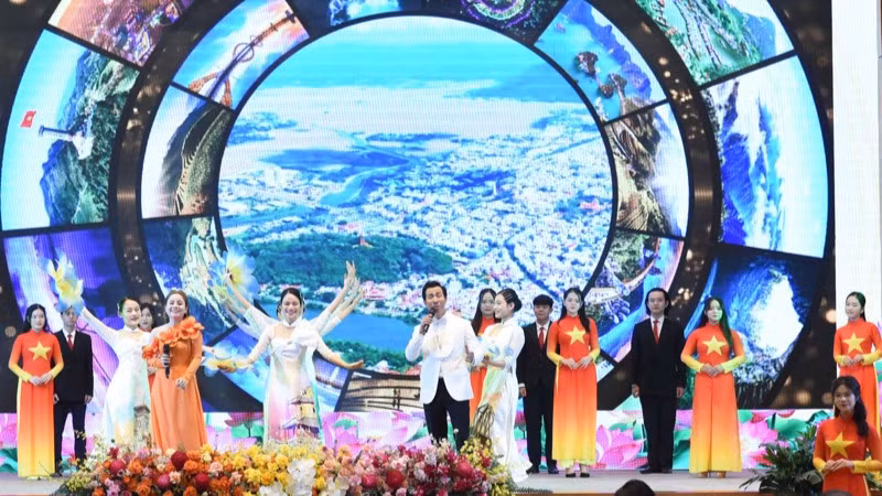 Một tiết mục văn nghệ được biểu diễn tại Hội nghị. (Ảnh: TRẦN HẢI) Một tiết mục văn nghệ được biểu diễn tại Hội nghị. (Ảnh: TRẦN HẢI)