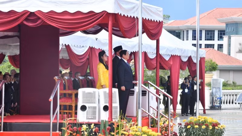 Thủ tướng Phạm Minh Chính và Phu nhân cùng Thủ tướng Malaysia Anwar Ibrahim và Phu nhân vào vị trí danh dự; Quân nhạc cử Quốc thiều hai nước. (Ảnh: THANH GIANG)