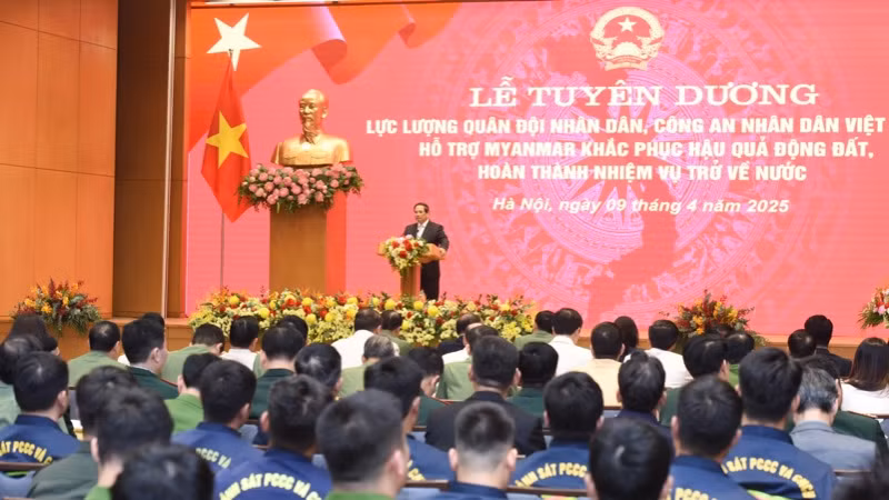 Quang cảnh buổi lễ. (Ảnh: TRẦN HẢI)