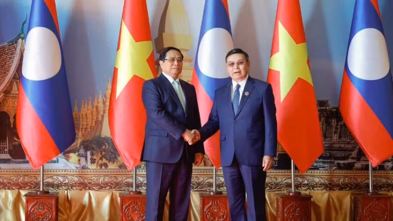 Thủ tướng Phạm Minh Chính và Chủ tịch Quốc hội Lào Saysomphone Phomvihane (Ảnh: THANH GIANG).