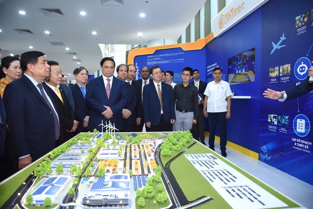 Thủ tướng Phạm Minh Chính trải nghiệm mô hình "siêu cảng" ICD Vĩnh Phúc (Vietnam SuperPort) của Tập đoàn T&amp;T tại sự kiện. (Ảnh: TRẦN HẢI)
