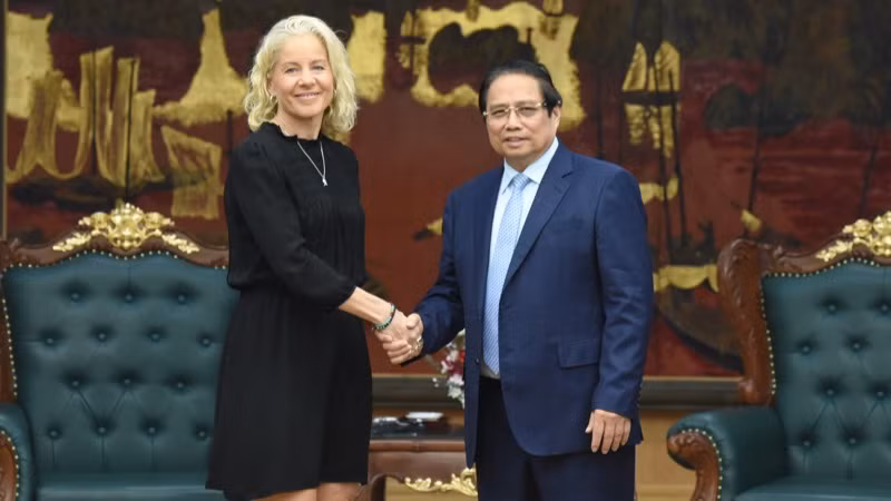 Thủ tướng Phạm Minh Chính và bà Susanna Campbell, Chủ tịch Tập đoàn SYRE (Thuỵ Điển). (Ảnh: TRẦN HẢI)