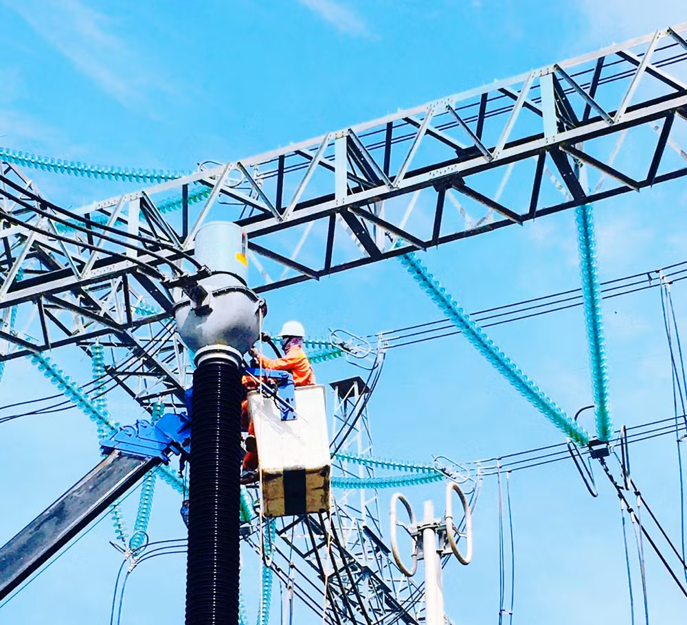 Cán bộ, công nhân Truyền tải điện Bình Thuận thay thế kẹp cực TI532 tại Trạm biến áp 500kV Vĩnh Tân. 