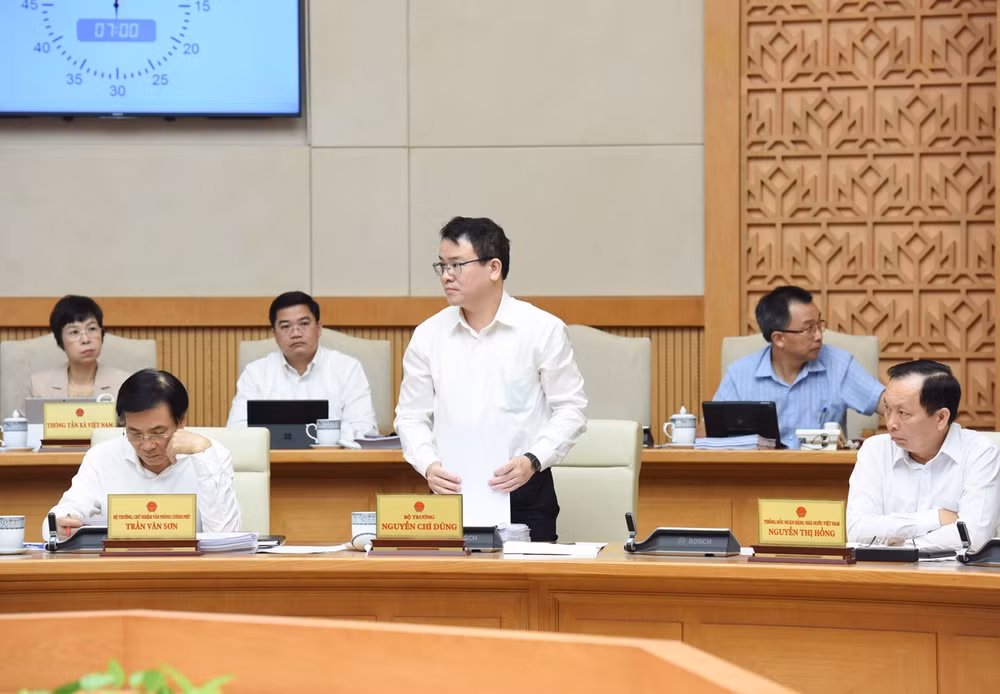 Thứ trưởng Kế hoạch và Đầu tư Trần Quốc Phương báo cáo tại Phiên họp.
