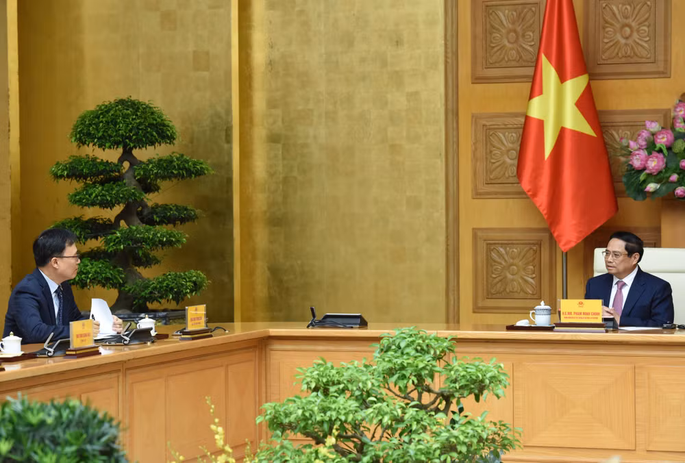 Thủ tướng Phạm Minh Chính trao đổi với Đại sứ Hàn Quốc tại Việt Nam Choi Young Sam (Ảnh: Trần Hải).