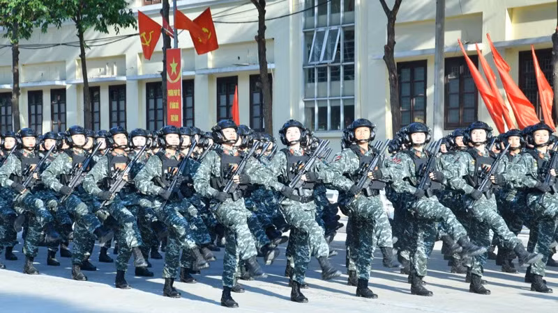 Khối nữ cảnh sát đặc nhiệm diễu hành qua lễ đài. (Ảnh: THANH GIANG)