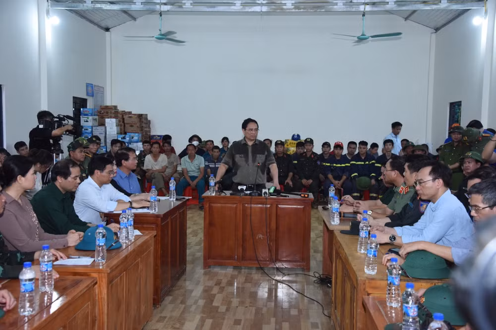 Thủ tướng Phạm Minh Chính chủ trì cuộc họp nhanh tại Sở chỉ huy tiền phương ở Làng Nủ. (Ảnh: TRẦN HẢI) Thủ tướng Phạm Minh Chính chủ trì cuộc họp nhanh tại Sở chỉ huy tiền phương ở Làng Nủ. (Ảnh: TRẦN HẢI)