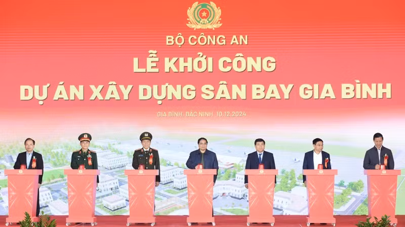 Thủ tướng Phạm Minh Chính và các đồng chí lãnh đạo thực hiện nghi thức khởi công Dự án xây dựng Sân bay Gia Bình. (Ảnh: Trần Hải)