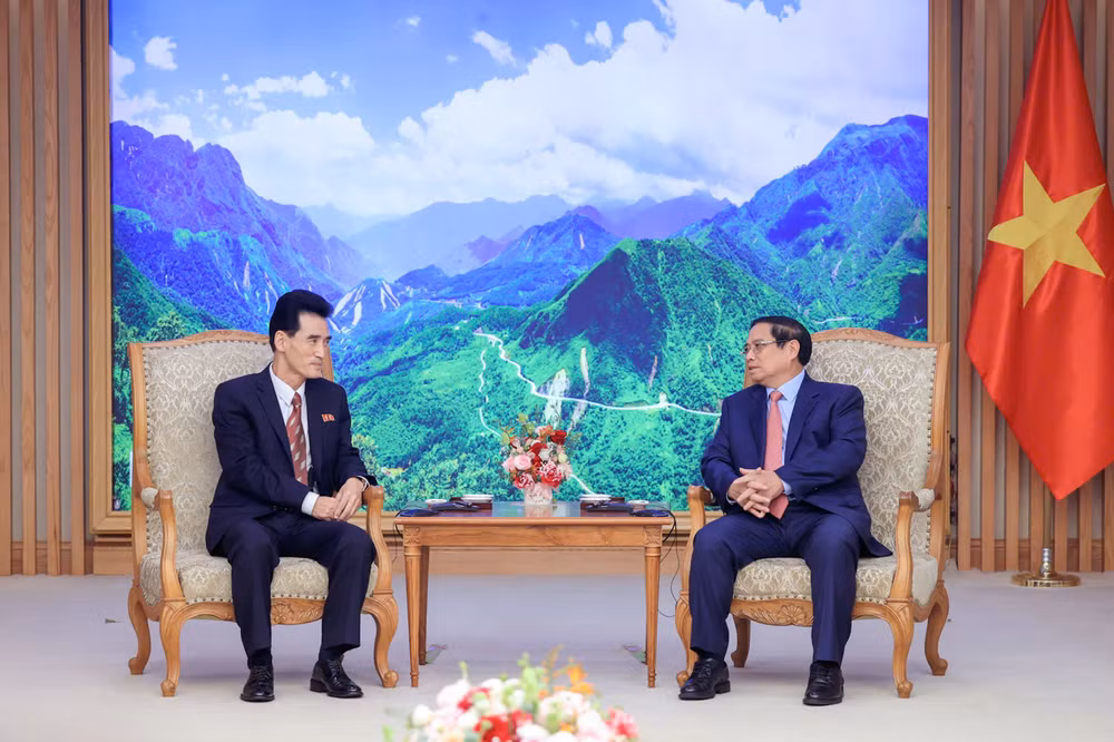 Thủ tướng Phạm Minh Chính tiếp Đại sứ Cộng hòa Dân chủ nhân dân Triều Tiên tại Việt Nam Ri Sung Guk. (Ảnh: TRẦN HẢI)
