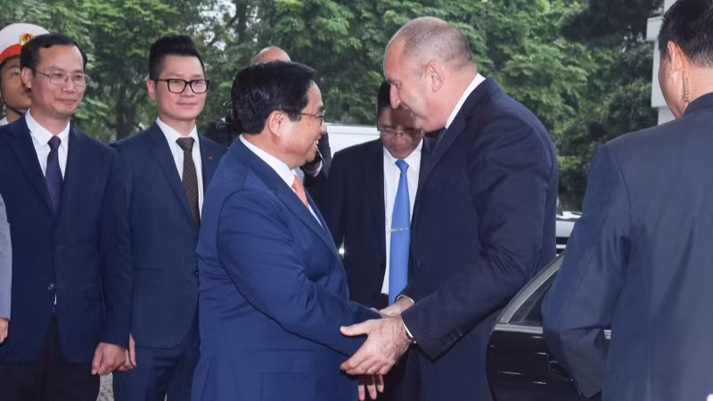 Thủ tướng Chính phủ Phạm Minh Chính nồng nhiệt chào đón Tổng thống Bulgaria Rumen Radev. (Ảnh: Trần Hải). Thủ tướng Chính phủ Phạm Minh Chính nồng nhiệt chào đón Tổng thống Bulgaria Rumen Radev. (Ảnh: Trần Hải).