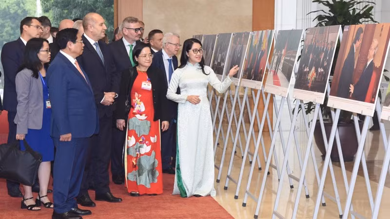 Tổng thống Bulgaria Rumen Radev nghe giới thiệu Triển lãm ảnh quan hệ Việt Nam-Bulgaria. (Ảnh: Trần Hải). Tổng thống Bulgaria Rumen Radev nghe giới thiệu Triển lãm ảnh quan hệ Việt Nam-Bulgaria. (Ảnh: Trần Hải).
