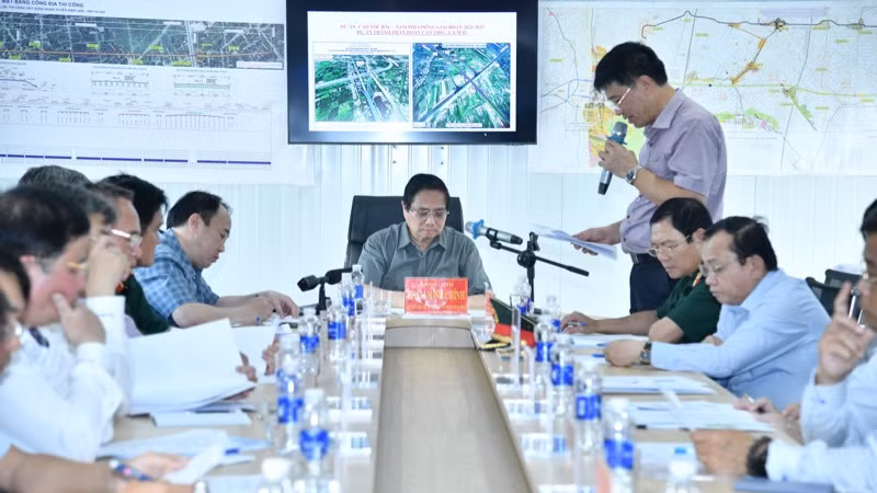 Quang cảnh cuộc họp với các bộ, ngành, chủ đầu tư, đơn vị thi công về giải pháp đẩy nhanh tiến độ dự án. (Ảnh: THANH GIANG)