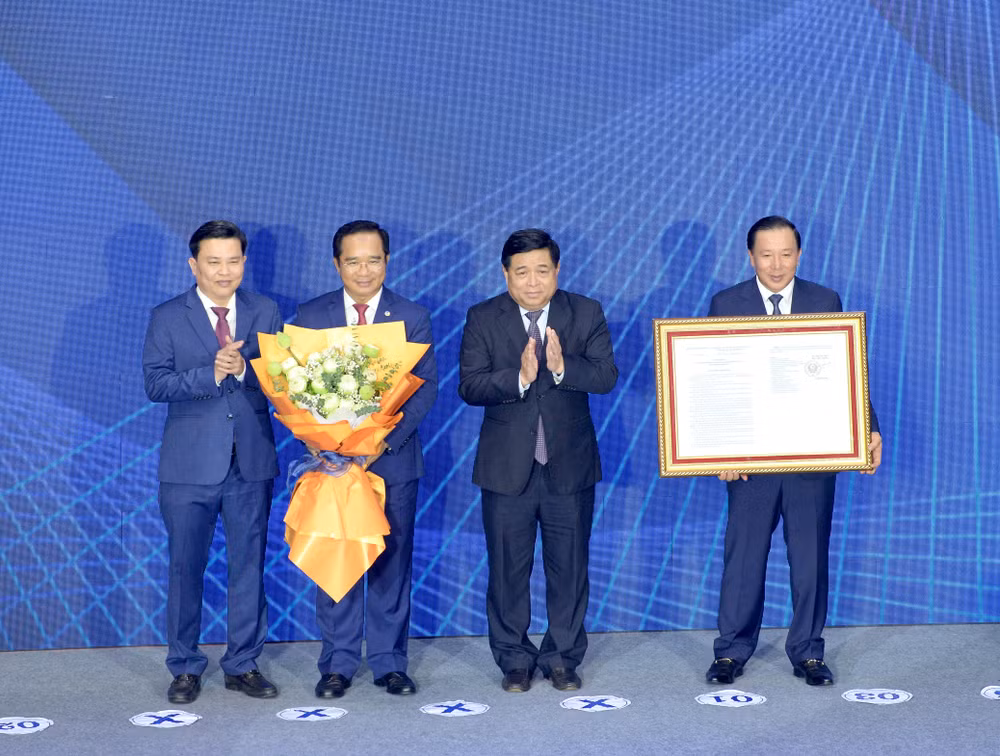 Bộ trưởng Kế hoạch và Đầu tư Nguyễn Chí Dũng trao chứng nhận Quy hoạch cho tỉnh Long An tại Hội nghị. Bộ trưởng Kế hoạch và Đầu tư Nguyễn Chí Dũng trao chứng nhận Quy hoạch cho tỉnh Long An tại Hội nghị.
