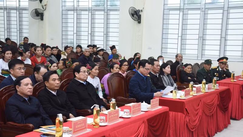 Thủ tướng Phạm Minh Chính, các đồng chí lãnh đạo, đại biểu và bà con nhân dân tham dự chương trình. (Ảnh: TRẦN HẢI) Thủ tướng Phạm Minh Chính, các đồng chí lãnh đạo, đại biểu và bà con nhân dân tham dự chương trình. (Ảnh: TRẦN HẢI)