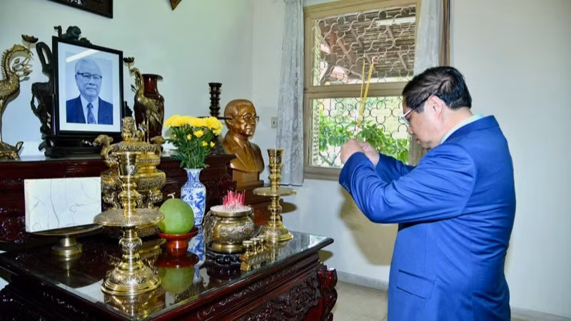 Thủ tướng Phạm Minh Chính dâng hương tưởng niệm cố Thủ tướng Chính phủ Võ Văn Kiệt. (Ảnh: THANH GIANG) Thủ tướng Phạm Minh Chính dâng hương tưởng niệm cố Thủ tướng Chính phủ Võ Văn Kiệt. (Ảnh: THANH GIANG)