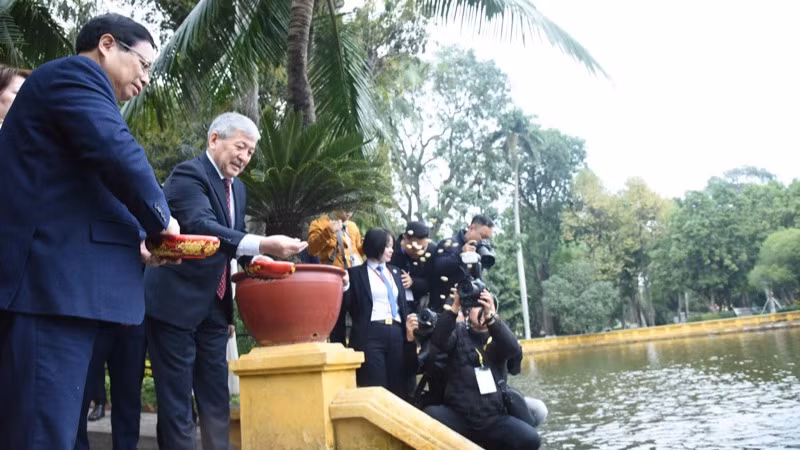 Thủ tướng Phạm Minh Chính và Thủ tướng Kyrgzystan Adylbek Kasymaliev thăm ao cá Bác Hồ nằm ngay trước khuôn viên nhà sàn và cho cá ăn.