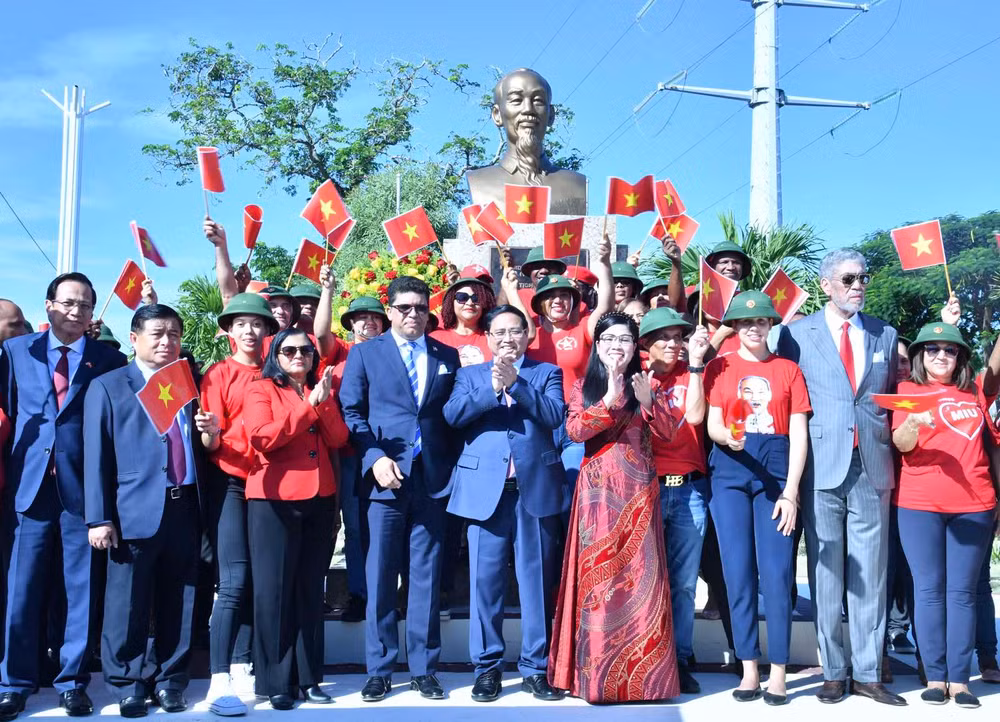Thủ tướng Phạm Minh Chính và Phu nhân cùng các bạn bè CH Dominica bên Tượng đài Chủ tịch Hồ Chí Minh ở thủ đô Santo Domingo (Ảnh: Thanh Giang). 