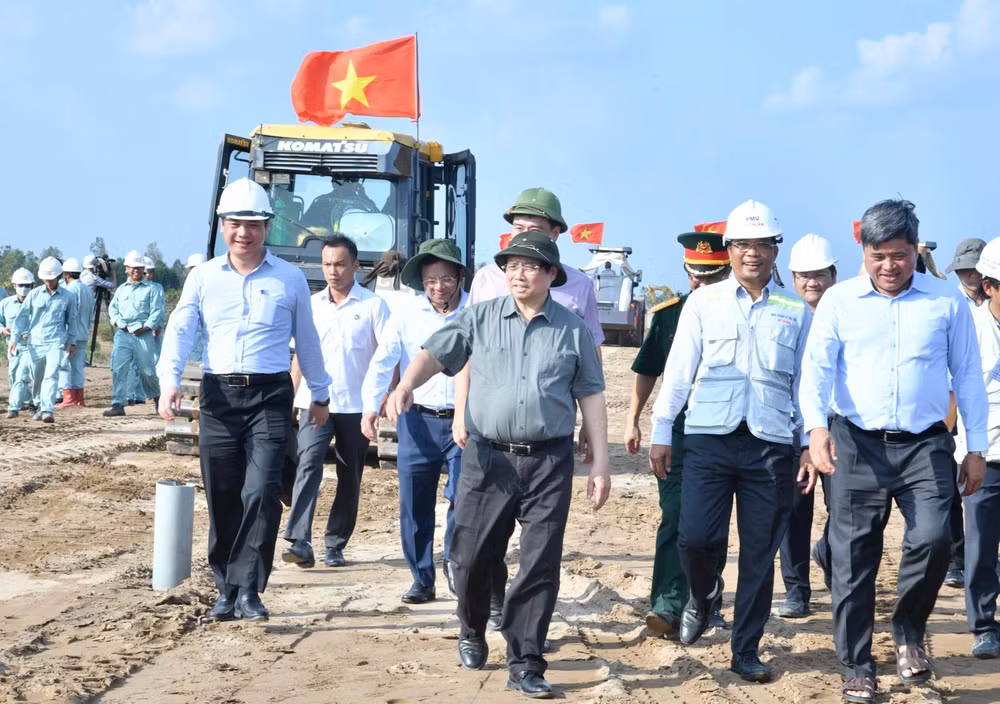 Thủ tướng Phạm Minh Chính thị sát công trường xây dựng Dự án cao tốc Cần Thơ-Cà Mau. (Ảnh: THANH GIANG)