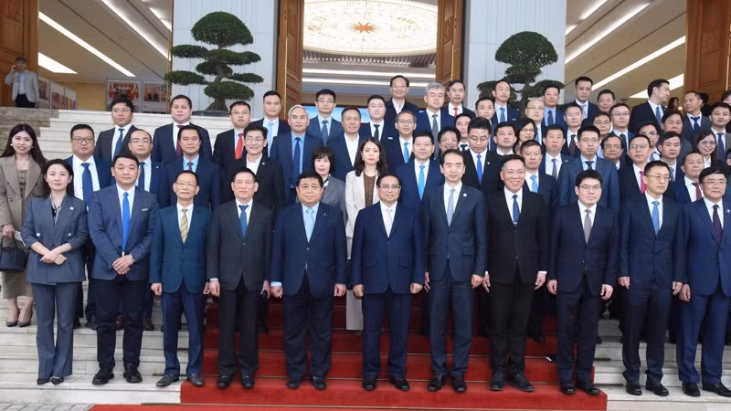 Thủ tướng Phạm Minh Chính và lãnh đạo các tập đoàn, doanh nghiệp Trung Quốc tham dự tọa đàm (Ảnh: TRẦN HẢI).