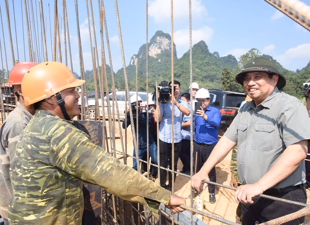 Thủ tướng Phạm Minh Chính thăm hỏi các công nhân đang thi công trên công trường. (Ảnh: Trần Hải)