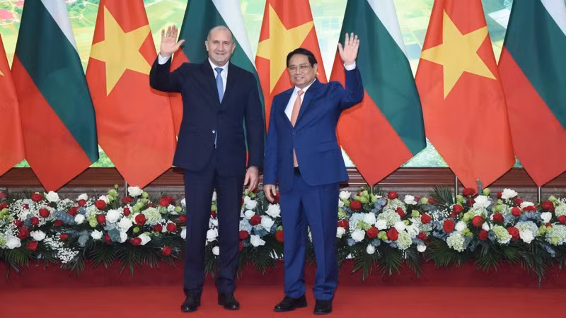 Thủ tướng Chính phủ Phạm Minh Chính và Tổng thống Bulgaria Rumen Radev. (Ảnh: Trần Hải)