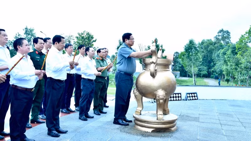 Thủ tướng Phạm Minh Chính dâng hương tưởng niệm (Ảnh: THANH GIANG). Thủ tướng Phạm Minh Chính dâng hương tưởng niệm (Ảnh: THANH GIANG).