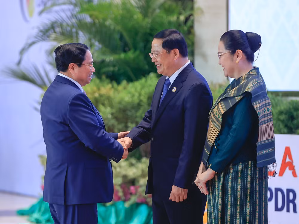 Thủ tướng Phạm Minh Chính bắt tay Thủ tướng Lào Sonexay Siphandone. (Ảnh: Nhật Bắc/ VGP) Thủ tướng Phạm Minh Chính bắt tay Thủ tướng Lào Sonexay Siphandone. (Ảnh: Nhật Bắc/ VGP)